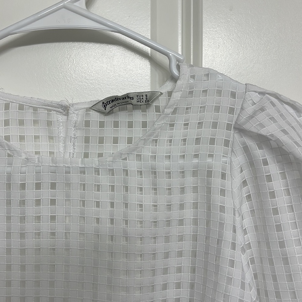 White blouse - Picture 2 of 4